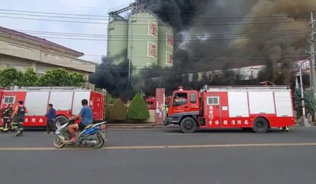 ▲14日上午，雲林縣西螺鎮碾米廠發生火警，消防局出動大批消防車前往搶救，目前得知廠內無人受困，消防人員正全力灌救中。（圖／翻攝畫面）