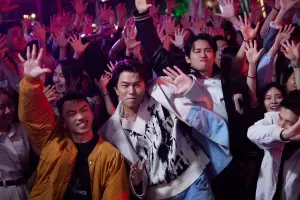 ▲Energy在新歌〈星期五晚上〉MV中張開手比「5」的動作，希望大家可以在「星期五晚上」一起High Five。（圖／相信音樂提供）