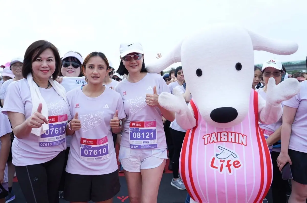 ▲ 2024台新女子路跑台北登場，台新金控董事長夫人彭雪芬（右二）、基隆市副市長邱佩琳（左一）、空手道金牌女將谷筱霜（左二）與逾8000名女性跑者揮汗齊跑。（圖／台新金提供）