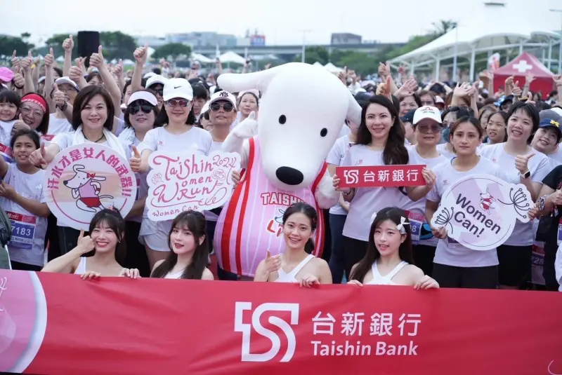 ▲ 「2024台新女子路跑」台北場今(14)日登場,Taishin Wonders到場應援,台新金控董事長夫人彭雪芬(左二)與女性跑者揮汗齊跑。(圖/台新金提供)