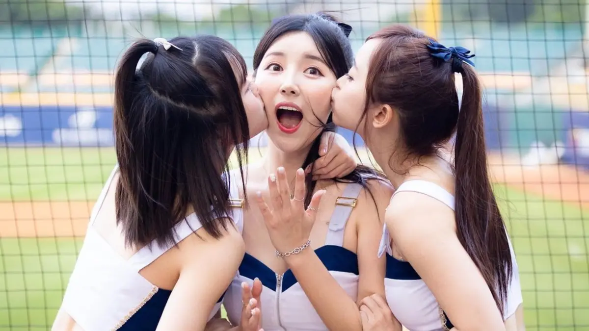 ▲南珉貞（中）日前分享了在台灣遇到7.2強震的心情，形容房間就像360度旋轉一樣，結果她素顏的樣子超級美，獲得許多網友熱烈討論。（圖／南珉貞IG）