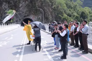 ▲家屬今天上午抵達砂卡礑隧道口辦招魂法會,哭喊希望2人能早日回家,場面令人鼻酸。(圖/花蓮縣府提供) ▲家屬今天上午抵達砂卡礑隧道口辦招魂法會,哭喊希望2人能早日回家,場面令人鼻酸。(圖/花蓮縣府提供)