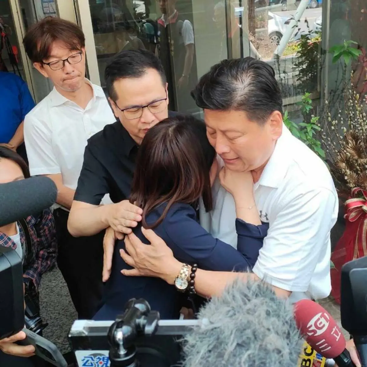 ▲徐巧芯昨（14）日淚崩同黨立委傅崐萁懷中。（圖／資料照片）