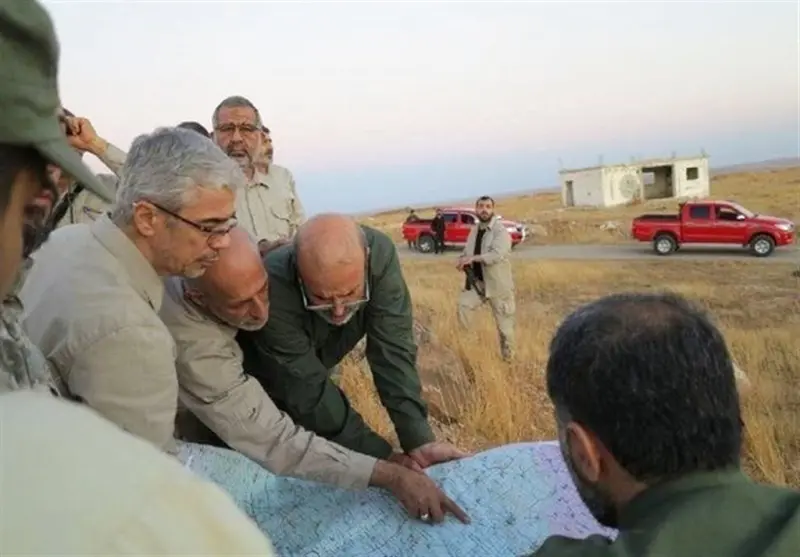 ▲伊朗武裝部隊參謀長巴格瑞（圖左配戴眼鏡看地圖者），表示這次軍事行動「達成所有目標」。（圖／美聯社／達志影像）