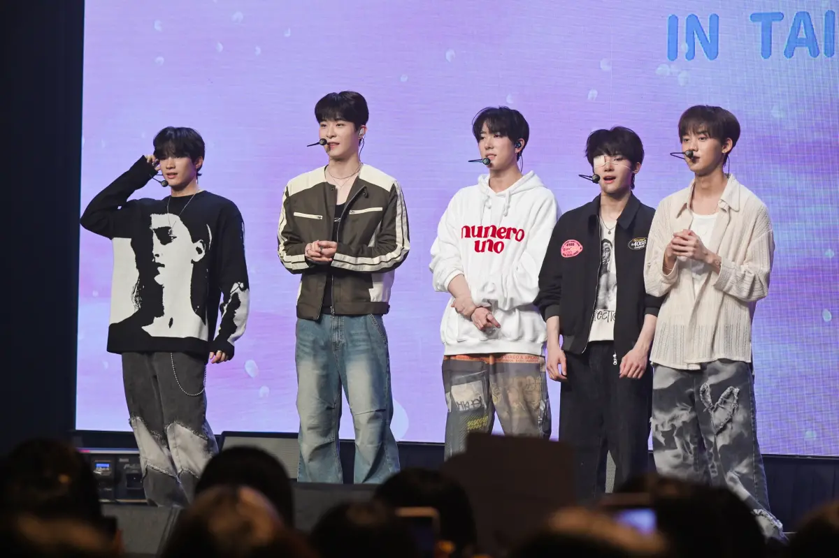 ▲ONE PACT成員Jay（左起）、性珉、鐘佑、藝譚、Tag送台灣場限定翻唱〈烏梅子醬〉。（圖／ON INN ASIA提供）