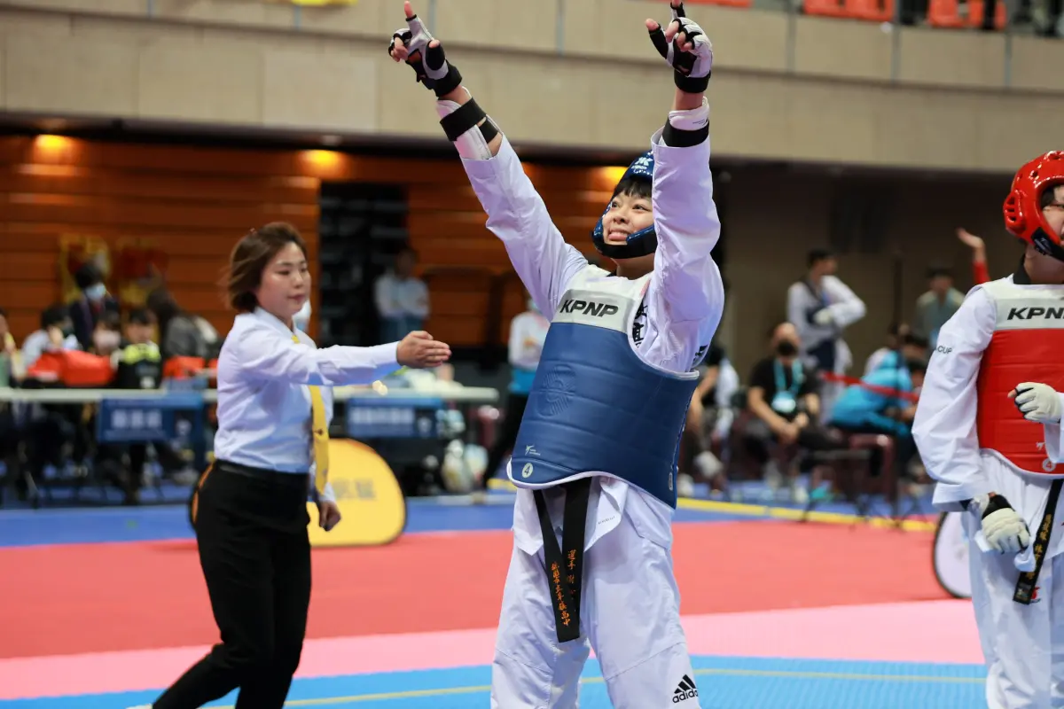 ▲桃園市平鎮高中謝沁諠獲得高女組73公斤級金牌，不禁振臂高呼。（圖／臺北市政府教育局提供）