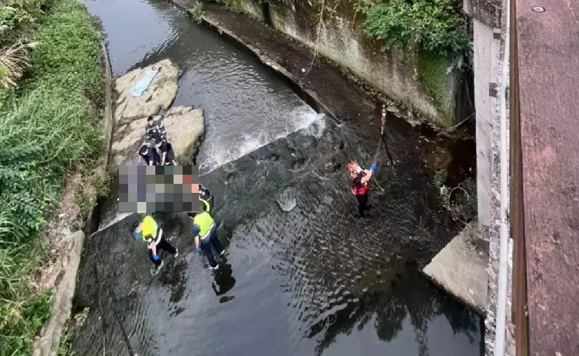 ▲彰化縣和美警分局鍾姓警員，被發現陳屍新北五重溪底，警方隨即通知家屬製作筆錄，初步調查排除他殺嫌疑，詳細原因還有待釐清。（圖／翻攝畫面）