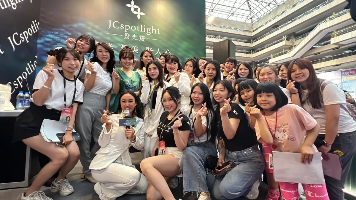 ▲女神千田愛紗擔任一日店長和民眾同樂，吸引大批粉絲前來掃貨。（圖／品牌提供）