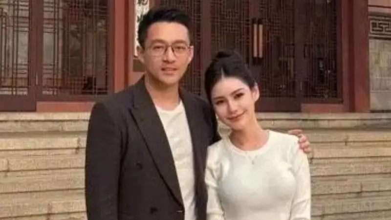 ▲粉絲酸Mandy（右）濾鏡拿掉後，從原本的鵝蛋臉瞬間變成寬臉大鼻子。（圖／微博）