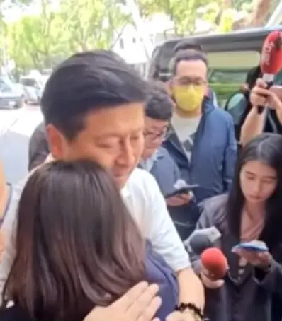 ▲台中市議員江和樹指媒體拍到徐巧芯哭倒時，劉彥澧就站在旁邊。（圖／江和樹提供，2024.04.15）