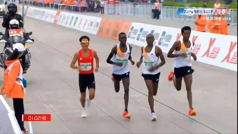 ▲北京半程馬拉松賽，3名非洲選手疑似「護送」何杰的情況，訪問喊冤：我們只是配速員。（圖／擷取自YouTube）
