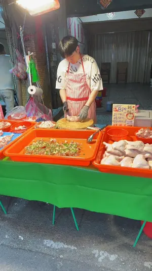 ▲沈建宏為了要維持生計,在2023年決定放下藝人光環,轉行到菜市場擺攤賣雞肉。(圖/沈建宏臉書) ▲沈建宏為了要維持生計,在2023年決定放下藝人光環,轉行到菜市場擺攤賣雞肉。(圖/沈建宏臉書)