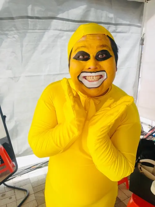 ▲山豬2015年出演節目《瘋神無雙》時，將整臉彩繪塗黃，並穿上黃色緊身衣，趴在地上模仿「蛋黃哥」的軟爛模樣。（圖／翻攝自山豬臉書）