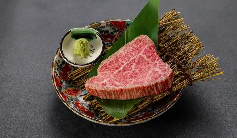 ▲台中燒肉名店「和牛EMPEROR」爆使用過期和牛之後，另家同樣標榜選用日本進口和牛肉的燒肉名店「御帝和牛燒肉」，也爆出店內囤放過期牛肉。（圖／翻攝自EMPEROR官網）