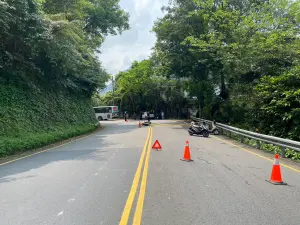 新北烏來驚悚車禍！機車不明原因撞對向公車　騎士臟器外露送醫亡
