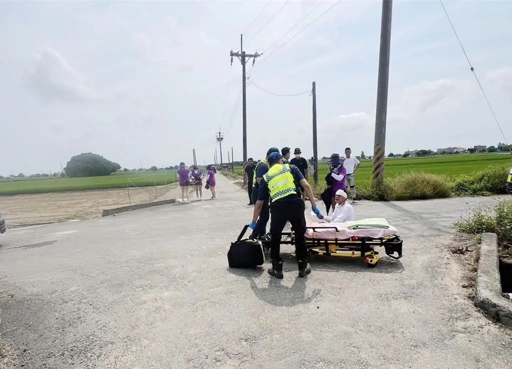▲謝男開車行經栗仔崙產業道路時，突然暴衝撞上送葬隊伍。（圖／翻攝畫面）