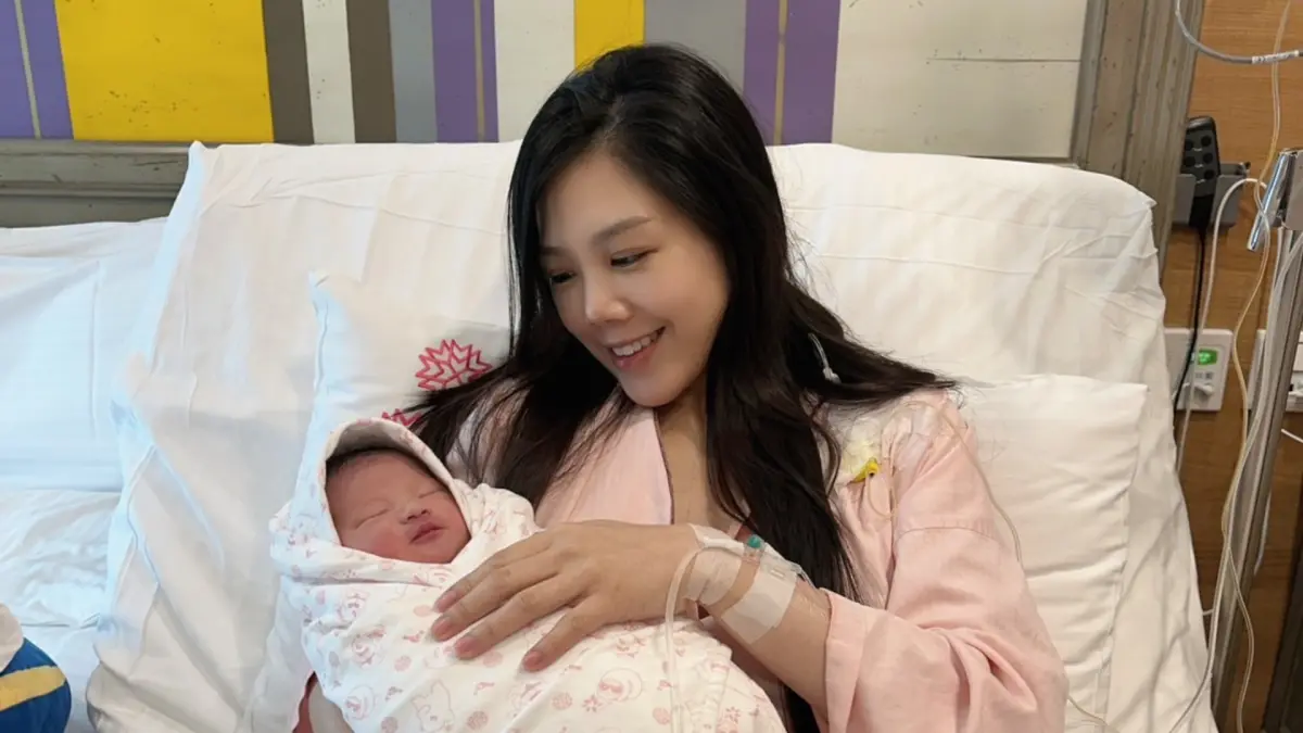 ▲藝人楊晨熙今（15）日上午平安生下女兒「小龍女」，老公也陪進產房。（圖／楊晨熙臉書）