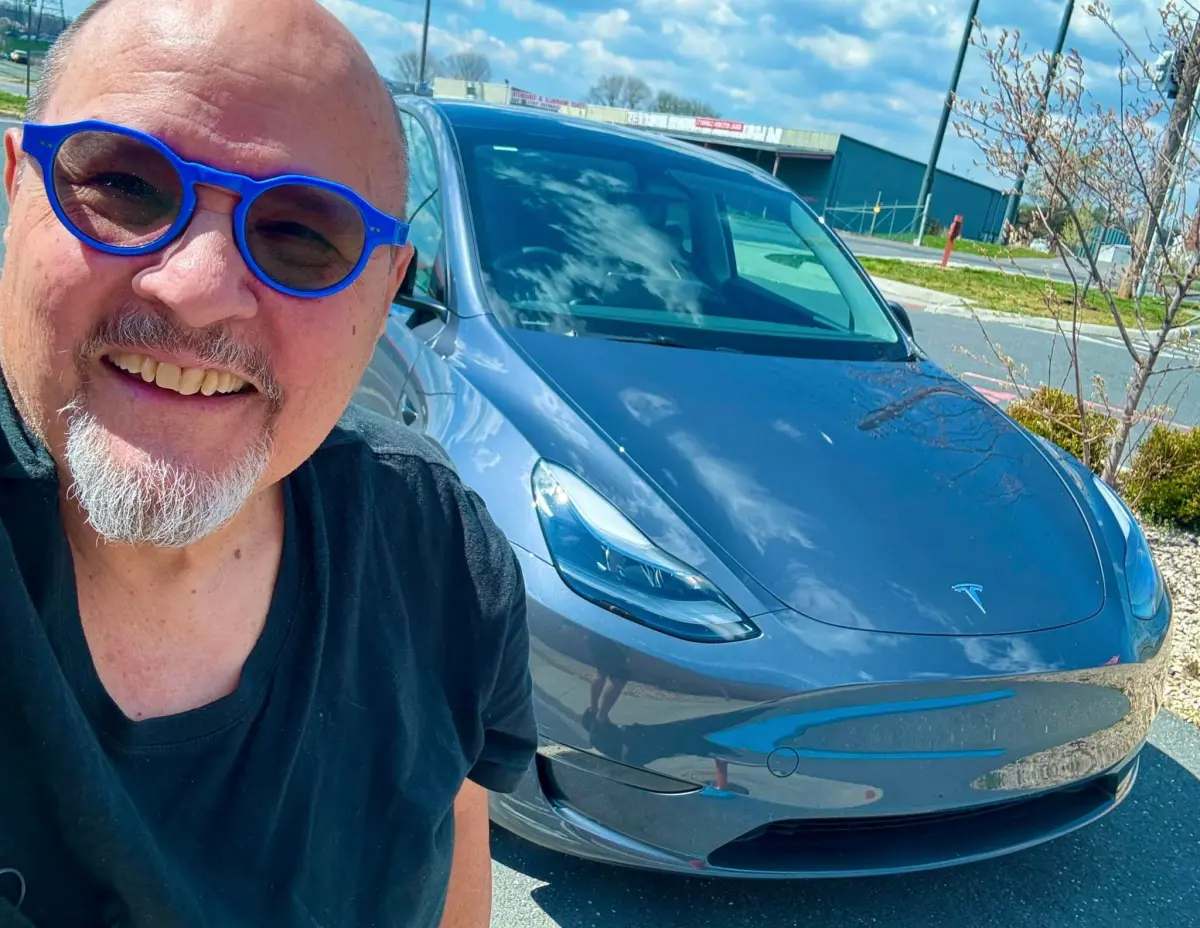 ▲製片人富蘭克林（MaxPaul Franklin）日前突然心臟病發作，用盡力氣爬上特斯拉Model Y下達指令後，結果車輛真的成功抵達20公里外醫院，也順利讓他撿回一命。（圖／取自臉書MaxPaul Franklin）