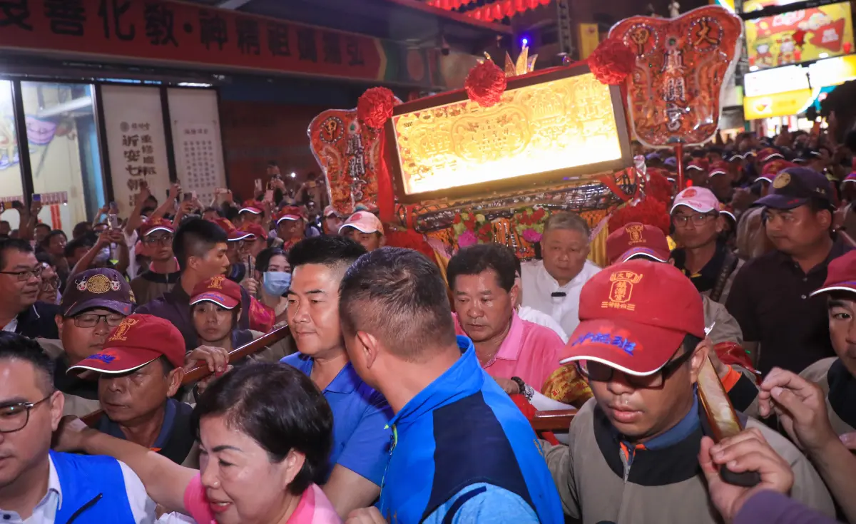 ▲今天凌晨大甲媽回鑾安座，由董事長顏清標、副董鄭銘坤（粉紅上衣）親自扶轎。（圖／台中市政府提供，2024.04.15）