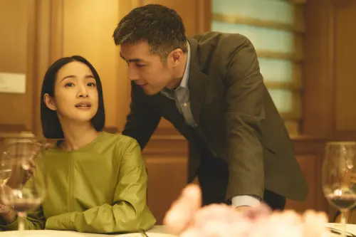 ▲《不夠善良的我們》中,林依晨(左)、賀軍翔夫妻互動被讚「好真實」,她在劇裡洗清小三冤屈,演技備獲肯定。(圖/公視、MyVideo提供) ▲《不夠善良的我們》中,林依晨(左)、賀軍翔夫妻互動被讚「好真實」,她在劇裡洗清小三冤屈,演技備獲肯定。(圖/公視、MyVideo提供)