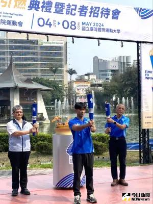 ▲全大運今天（1在台中公園湖心亭舉辦「聖火引燃」儀式，由校長許光麃、體育署副署長房瑞文引燃聖火，並與柔道男神楊勇緯將聖火交予傳遞手。（圖／記者金武鳳攝，2024.4.15)