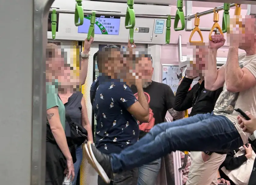 ▲日前電車上的一畫面更引爆11萬日本人共鳴，埋怨「底層觀光客」太多，反倒造成日常生活上的困擾。（圖／取自X@ahoy_cubism）