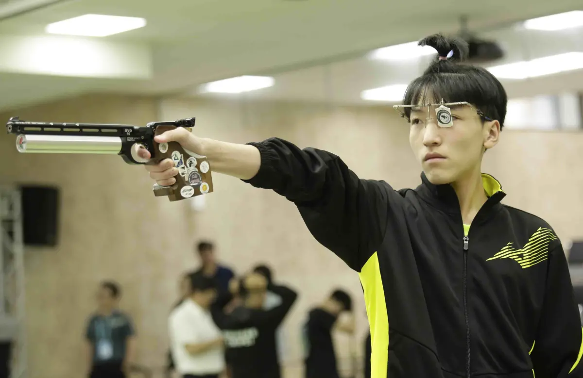 ▲桃園市大崗國中劉志祥射下男子10公尺空氣手槍金牌。（圖／臺北市政府教育局提供）