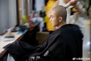 陳曉 ▲陳曉為新戲《大生意人》剃光頭。(圖/翻攝自微博)