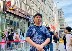 獨/茶の魔手Logo暗喻「壓扁紅太陽」、去日本卻不の 老闆親解答 ▲「茶の魔手」老闆兼創辦人王賢明,上個月親自北上坐鎮台北慶城街開幕。(圖/記者蕭涵云攝)
