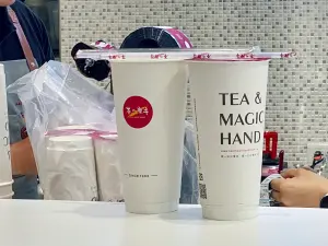 獨/茶の魔手Logo暗喻「壓扁紅太陽」、去日本卻不の 老闆親解答 ▲「茶の魔手」Logo字體更是王老闆親自手繪,用自來水筆書寫,再慢慢放大而成。(圖/記者蕭涵云攝)