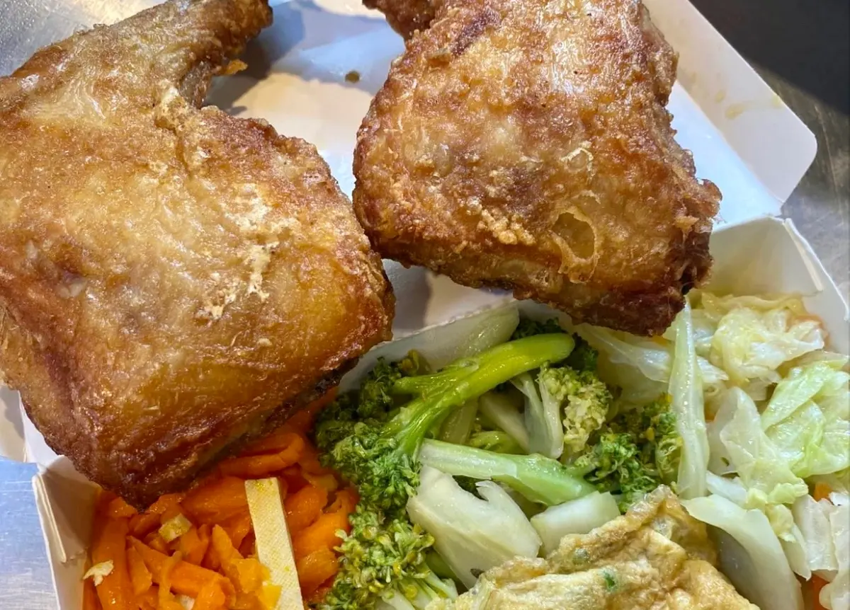 ▲繼全聯推出60元幸福餐盒，7-ELEVEN與全家也於昨（15）日開賣60元幸福餐盒。高雄也有佛心店家，大雞腿便當只賣59元。（圖／翻攝「嗑人炸雞-二苓店-小港」臉書）