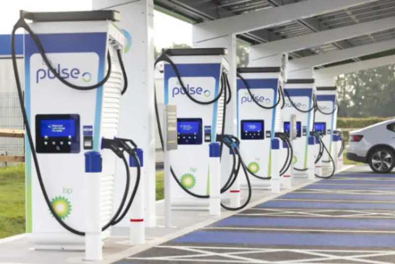 ▲英國石油（BP）集團旗下的充電業務子公司「BP Pulse」，因為電動車領域發展不夠理想，近期傳出裁員消息。（圖／翻攝自BP Pulse官網）