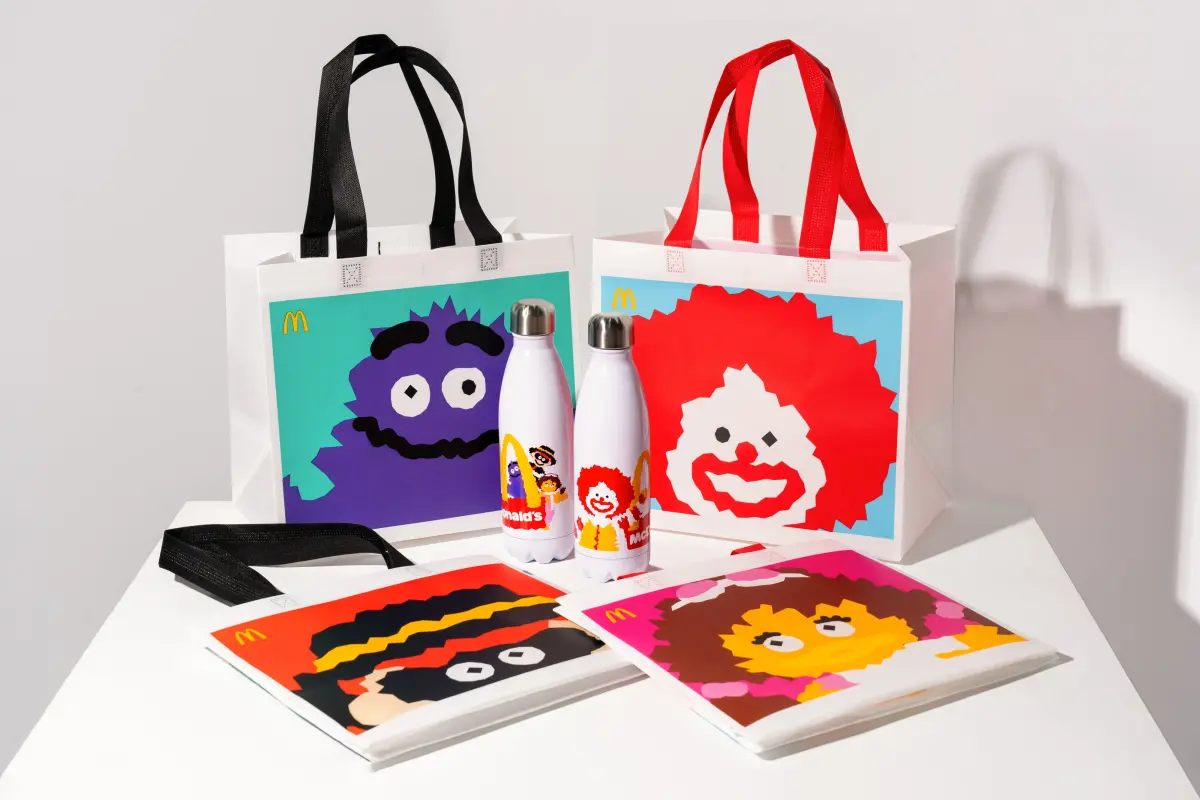 ▲422世界地球日麥當勞「租借循環杯送可樂」還可抽獎「四盎司牛肉堡」；請出奶昔大哥、漢堡神偷等懷舊明星四大天王打造環保杯、購物袋等週邊。未開賣先轟動的捲捲薯條確定4月24日開吃。（圖／麥當勞提供）