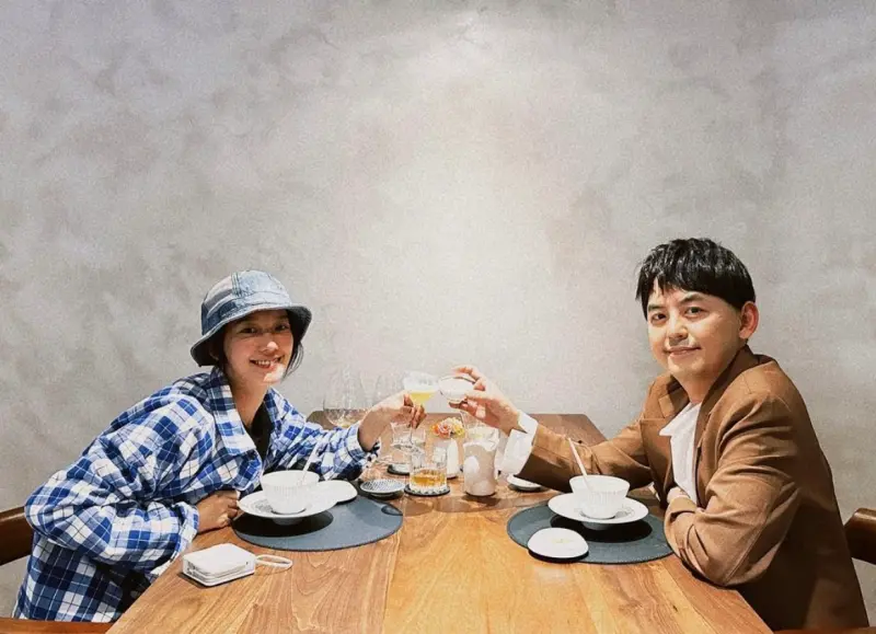 ▲近期命理師江柏樂出面分析黃子佼（右）與其妻子孟耿如（左），直言以姓名學來說，黃子佼會一路衰到70歲，更斷言他與孟耿如絕對存在溝通問題，並點出孟耿如在圈內難以大紅大紫。（圖／孟耿如IG）