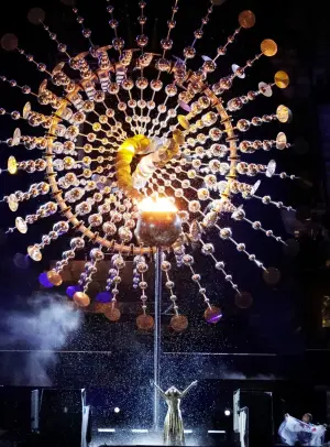 ▲Anthony Howe設計的2016里約奧運聖火炬，以風動力為主軸，象徵「能量的起源」。（圖／ AP美聯社）