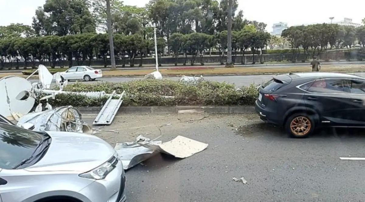 ▲高雄大貨車掉落鋼捲的事故，板車上3捲鋼捲掉落，導致全線車道被佔用。（圖／翻攝記者爆料網）