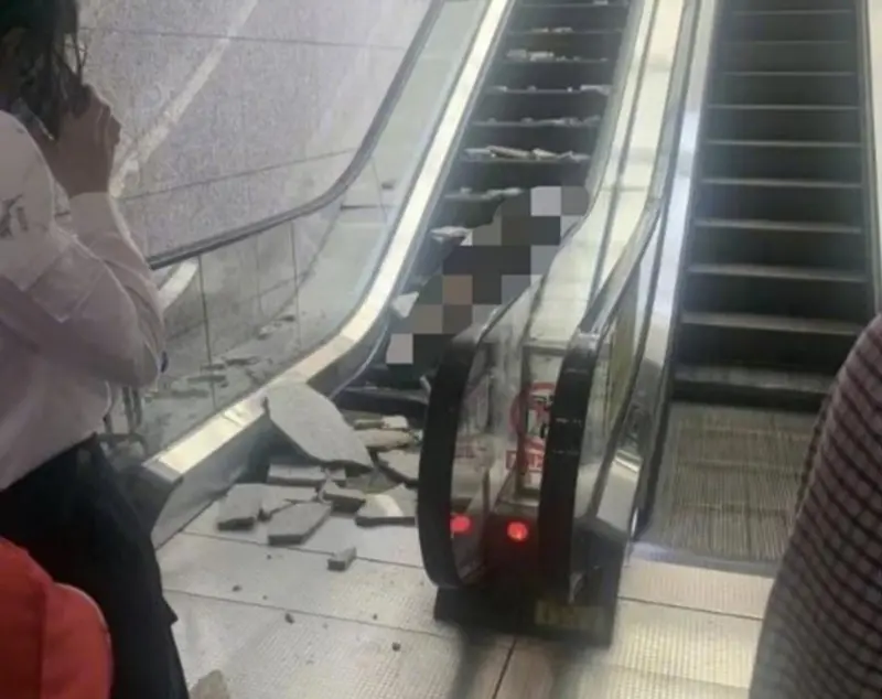 ▲中國重慶一處地鐵站，15日驚傳有孕婦遭脫落的石磚砸中而命危。（圖／翻攝自微博）
