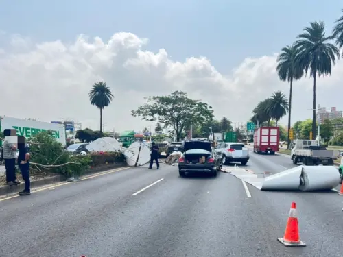 高雄大貨車鋼捲散落馬路口 波及3車幸無人傷亡