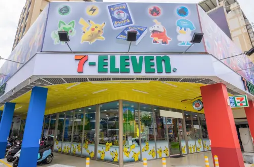 ▲超商龍頭7-11公布全新裝潢的「寶可夢主題店」外觀。(圖/取自7-ELEVEN 臉書) ▲超商龍頭7-11公布全新裝潢的「寶可夢主題店」外觀。(圖/取自7-ELEVEN 臉書)