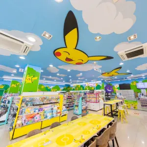 ▲蔚藍天空與充滿寶可夢的森林設計,讓來客彷彿置身於寶可夢世界之中。(圖/取自7-ELEVEN 臉書) ▲蔚藍天空與充滿寶可夢的森林設計,讓來客彷彿置身於寶可夢世界之中。(圖/取自7-ELEVEN 臉書)