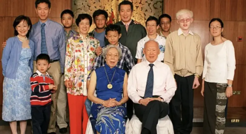 ▲新加坡總理李光耀與手足和已故父親的家族合照。（圖／翻攝自X）