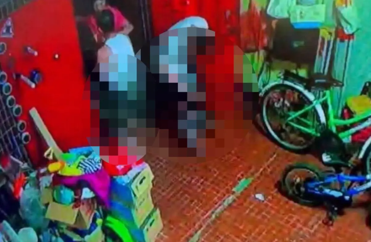 ▲南投縣草屯鎮一名莊姓男子，日前持浴廁用鹽酸清潔劑朝鄰居潑灑，導致2人傷送醫。（圖／翻攝畫面 ）