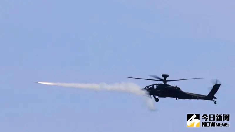 ▲陸軍航特部「神鷹操演」精準飛彈射擊，AH-64E阿帕契攻擊直升機發射地獄火飛彈。（圖／記者莊全成攝，2024.04.16）
