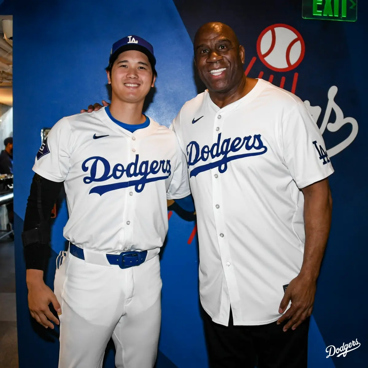 ▲大谷翔平和道奇股東之一的傳奇球星魔術強森合影並握手，讓情迷見證新舊「Showtime」相見歡。（圖／翻攝自道奇社群平台X）