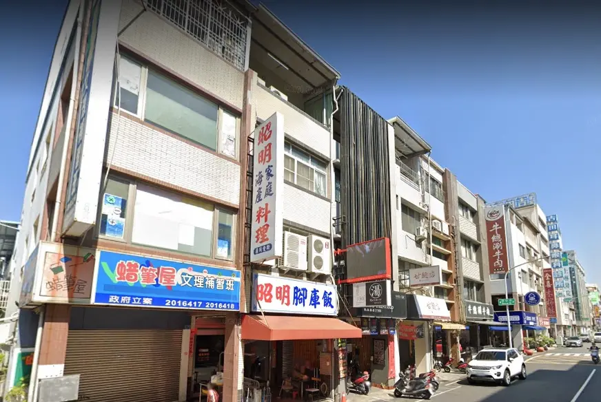 ▲曾獲必比登推薦的「昭明腳庫飯」，今（16）日下午4時許突然傳出火警，導致鄭姓老闆遭濃煙嗆傷送醫。（圖／翻攝google地圖）