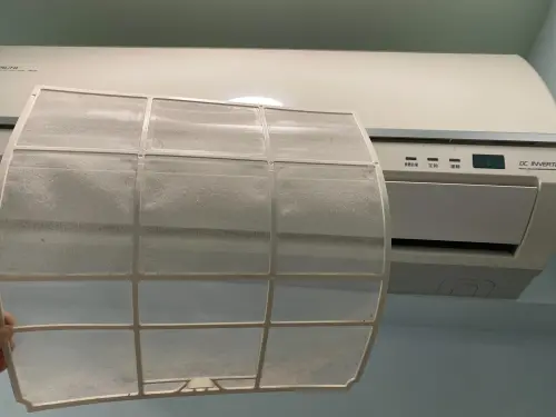 ▲冷氣室內機濾網建議2~3周清潔一次,切忌清潔後的濾網要陰乾,不要曬太陽,以免變質脆化。(圖/記者徐銘穗攝) ▲冷氣室內機濾網建議2~3周清潔一次,切忌清潔後的濾網要陰乾,不要曬太陽,以免變質脆化。(圖/記者徐銘穗攝)