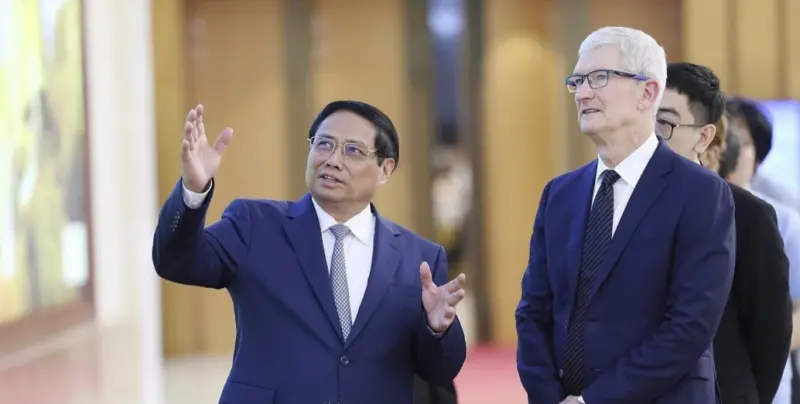 ▲蘋果執行長庫克參訪越南，並承諾加碼投資。（圖／美聯社／達志影像）
