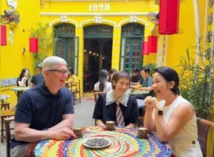 ▲蘋果執行長庫克與越南藝術家共飲越南特色飲品「蛋咖啡」。（圖／翻攝自臉書）