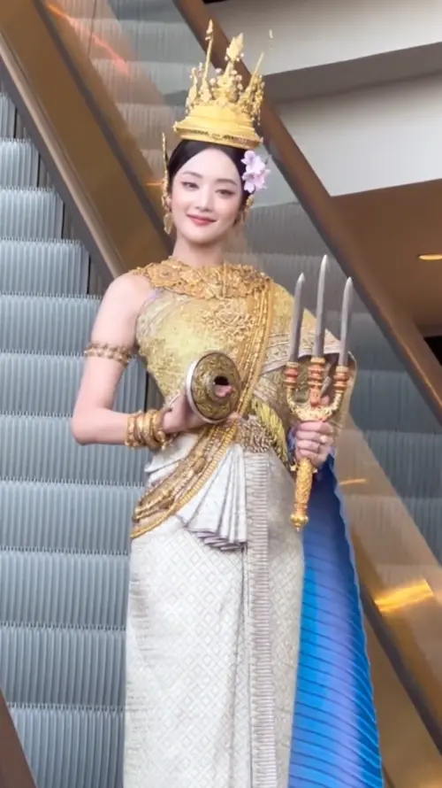 ▲Minnie身著泰國傳統服飾，一路走向活動舞台。（圖／翻攝自暹羅天地IG）