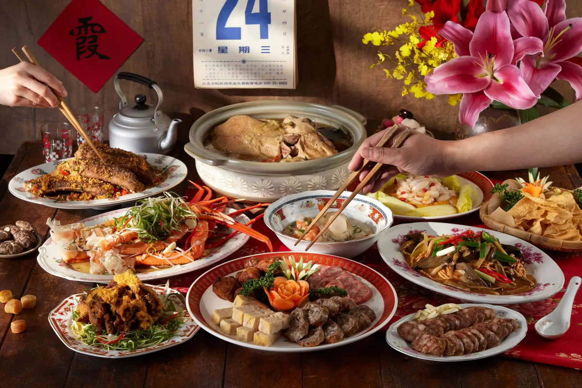 ▲台北喜來登十二廚攜手台南台菜名店「阿霞飯店」，推出「府城美食節」，4月24日起，炒鱔魚意麵、蒜蓉松葉蟹、鮑魚海鮮飯湯、糖水杏仁豆腐等，通通都可吃到飽。（圖／台北喜來登提供）